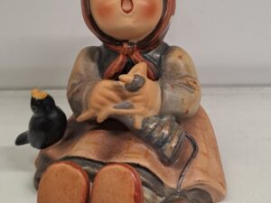 HUMMEL  Goebel sittande flicka