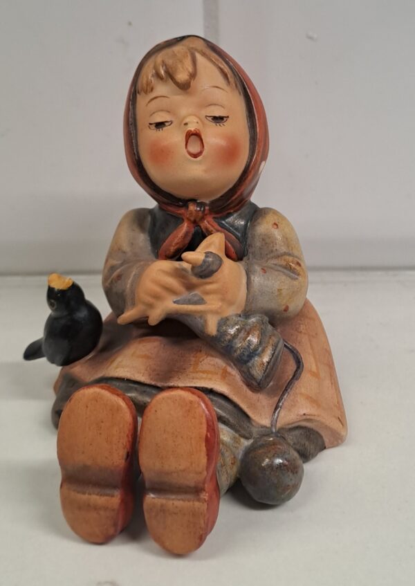 HUMMEL  Goebel sittande flicka