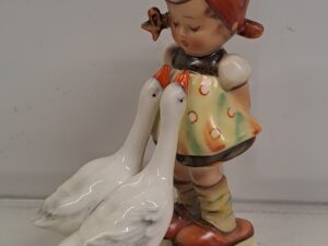 HUMMEL  Goebel Flicka figur