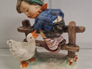 HUMMEL  Goebel pojke i staket