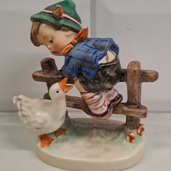 HUMMEL  Goebel pojke i staket