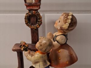 HUMMEL  Goebel pojke och flickan i kyrkan