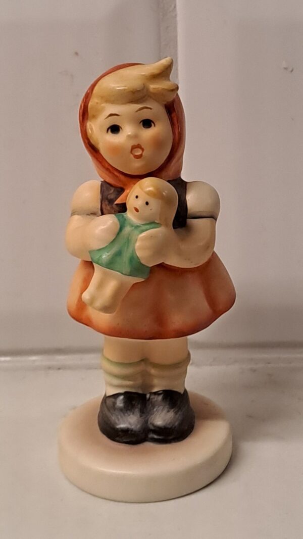 HUMMEL  Goebel Flicka med docka figur