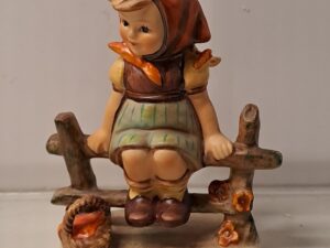 HUMMEL  Goebel flickfigur