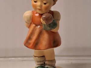 HUMMEL  Goebel Flicka med gröntdocka figur