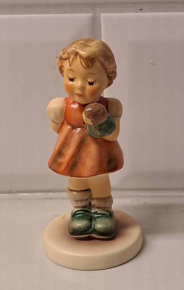 HUMMEL  Goebel Flicka med gröntdocka figur