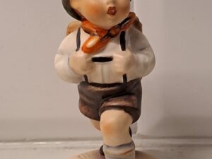 HUMMEL  Goebel pojke med ryggsäck