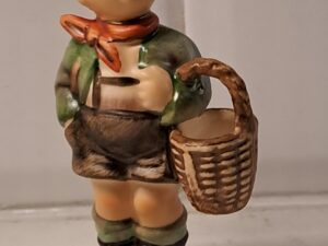 HUMMEL  Goebel pojke med korgen