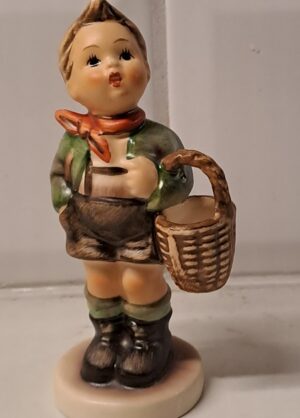 HUMMEL  Goebel pojke med korgen