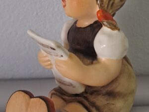 HUMMEL  Goebel Sjungande flicka